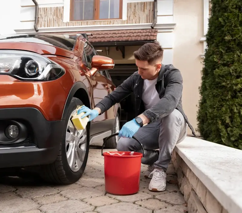 Lavage auto à domicile Villarembert : professionnel intervenant sur un véhicule
